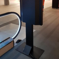 HI-ND Floorstand Standard 55″ portrait with casing, (Samsung 55″ OM/QM/QB/QMC/QH series) Black